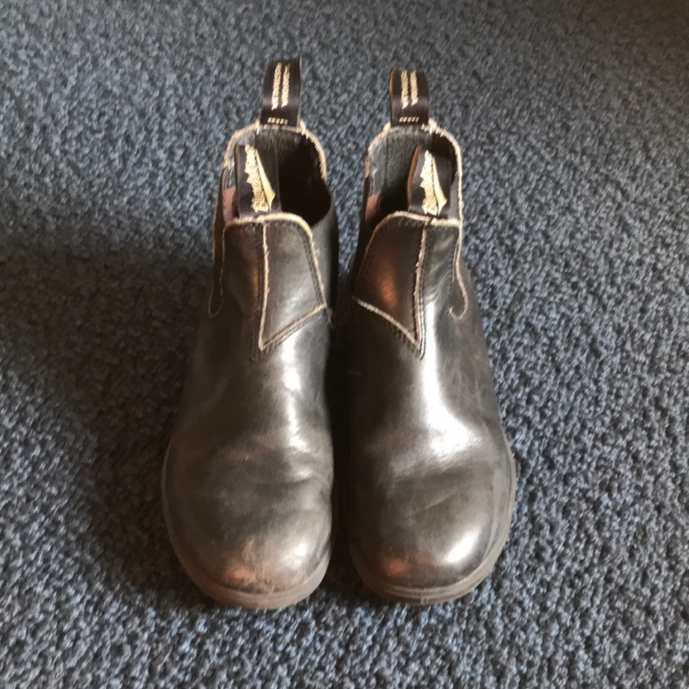 Boys Blundstone black pull on boots.